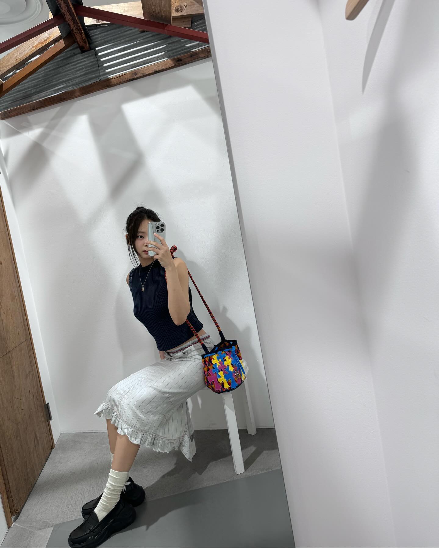 여행갈 때는 미니백 필수지👝✔️
셀럽들의 미니백 여행 코디✈️ 올여름 여행에 @챙겨둬

1. 제니 도쿄 여행 - 크롬하츠 X 구아나바나 실버 장식 크로스 패치 백, 5천 5백 달러.

2. 한예슬 유럽 신혼여행 - 루이 비통 사이드 트렁크 PM, 468만 원.

3. 장희령 치앙마이 여행 - 구찌 홀스빗 1955 미니백.

4. 채령 일본 여행 - 보테가 베네타 미니 파우치, 347만 원.

5. 효민 포르투 여행 - 롱샴 르 플리아쥬 오리지널 핸들 파우치, 16만 원. 이미지