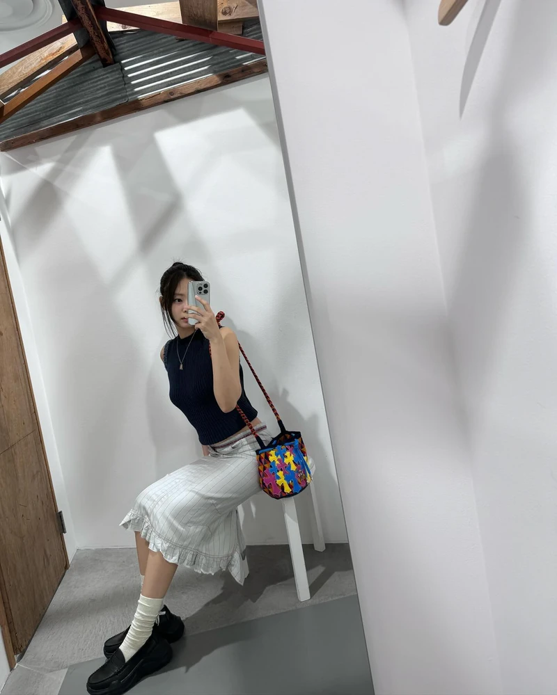 여행갈 때는 미니백 필수지👝✔️
셀럽들의 미니백 여행 코디✈️ 올여름 여행에 @챙겨둬
1. 제니 도쿄 여행 - 크롬하츠 X 구아나바나 실버 장식 크로스 패치 백, 5천 5백 달러.
2. 한예슬 유럽 신혼여행 - 루이 비통 사이드 트렁크 PM, 468만 원.
3. 장희령 치앙마이 여행 - 구찌 홀스빗 1955 미니백.
4. 채령 일본 여행 - 보테가 베네타 미니 파우치, 347만 원.
5. 효민 포르투 여행 - 롱샴 르 플리아쥬 오리지널 핸들 파우치, 16만 원. 이미지1