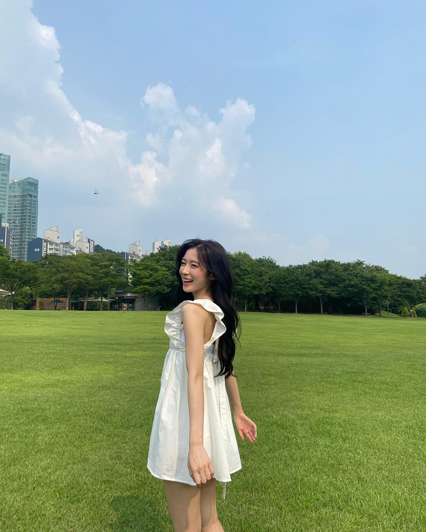 여름 여행 국룰템🤍화이트 원피스 이미지