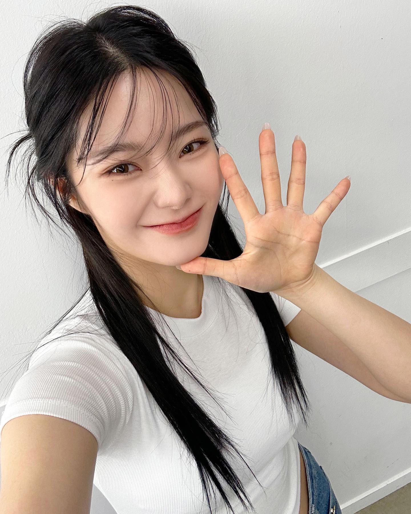 피프티피프티 5인조로 돌아온다

피프티피프티(FIFTY FIFTY)가 5인조로 컴백합니다. 오늘(14일) 소속사 어트랙트는 "어트랙트는 새로운 도약을 위해 뉴 멤버를 찾는 비공개 오디션을 진행해 왔다”라며 "그 결과 지난 4월에 최종적으로 뉴 멤버 4인을 확정할 수 있었고, 피프티 피프티는 기존 멤버 키나를 포함한 5인조로 새롭게 출발할 예정"이라고 밝혔는데요. 키나는 2002년생인 가운데, 새 멤버는 2005년생에서 2008년생 사이로 구성된 전원 한국인으로 구성됐다고 알려진 상황입니다. 이미지