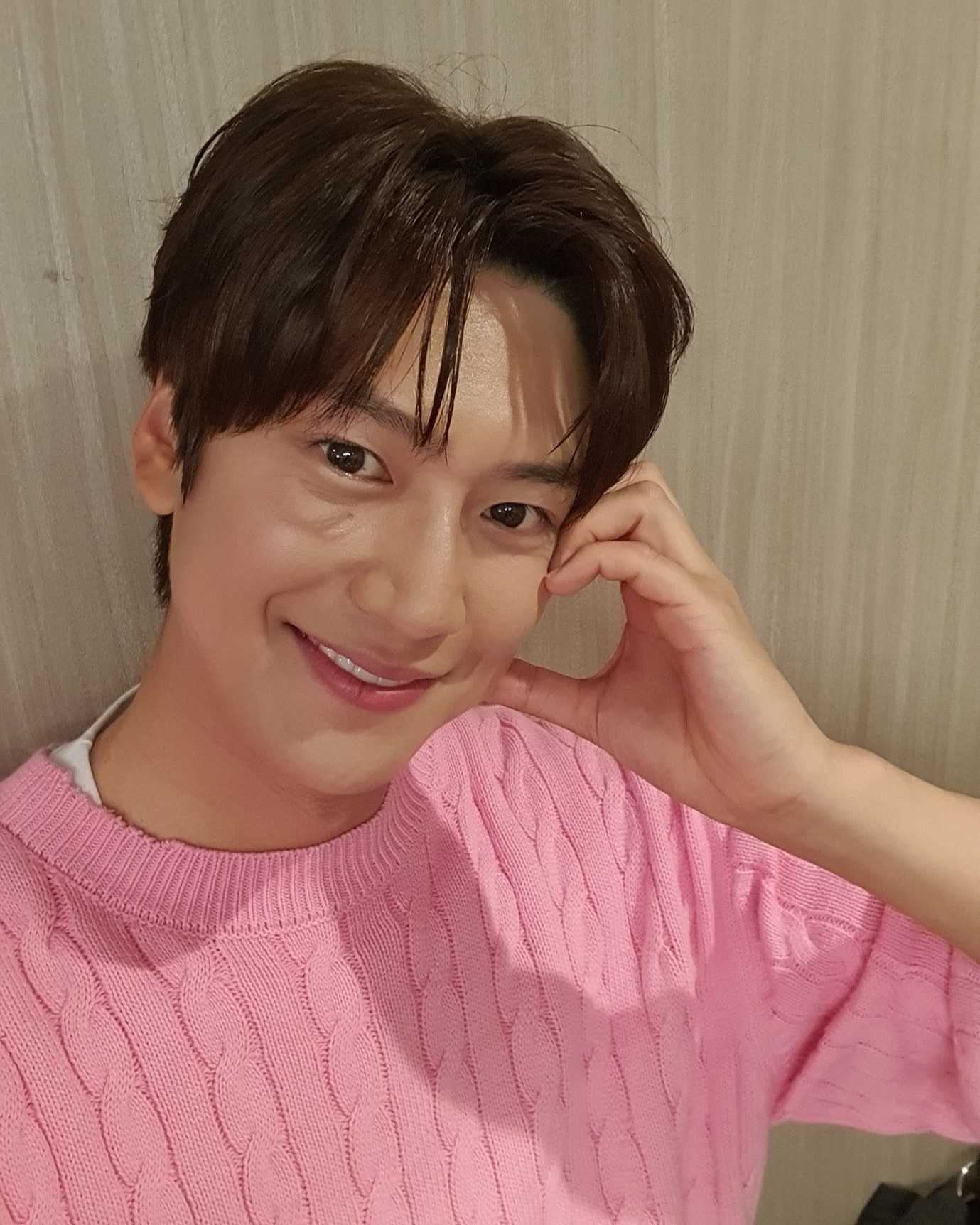 연정훈·나인우 1박 2일 하차😿

연정훈과 나인우, 그리고 이정규 PD가 KBS2 예능 ‘1박 2일 시즌4’에서 하차합니다. ‘1박 2일’ 제작진은 “세 사람은 이달 중 마지막 촬영을 앞두고 있으며 방송을 통해 시청자들에게 직접 마지막 인사를 전할 예정이다”라고 밝혔는데요. 새로 합류할 멤버는 아직 확정되지 않은 상태이며 공동 연출을 맡았던 주종현 PD가 메인으로 나설 예정입니다. 이미지