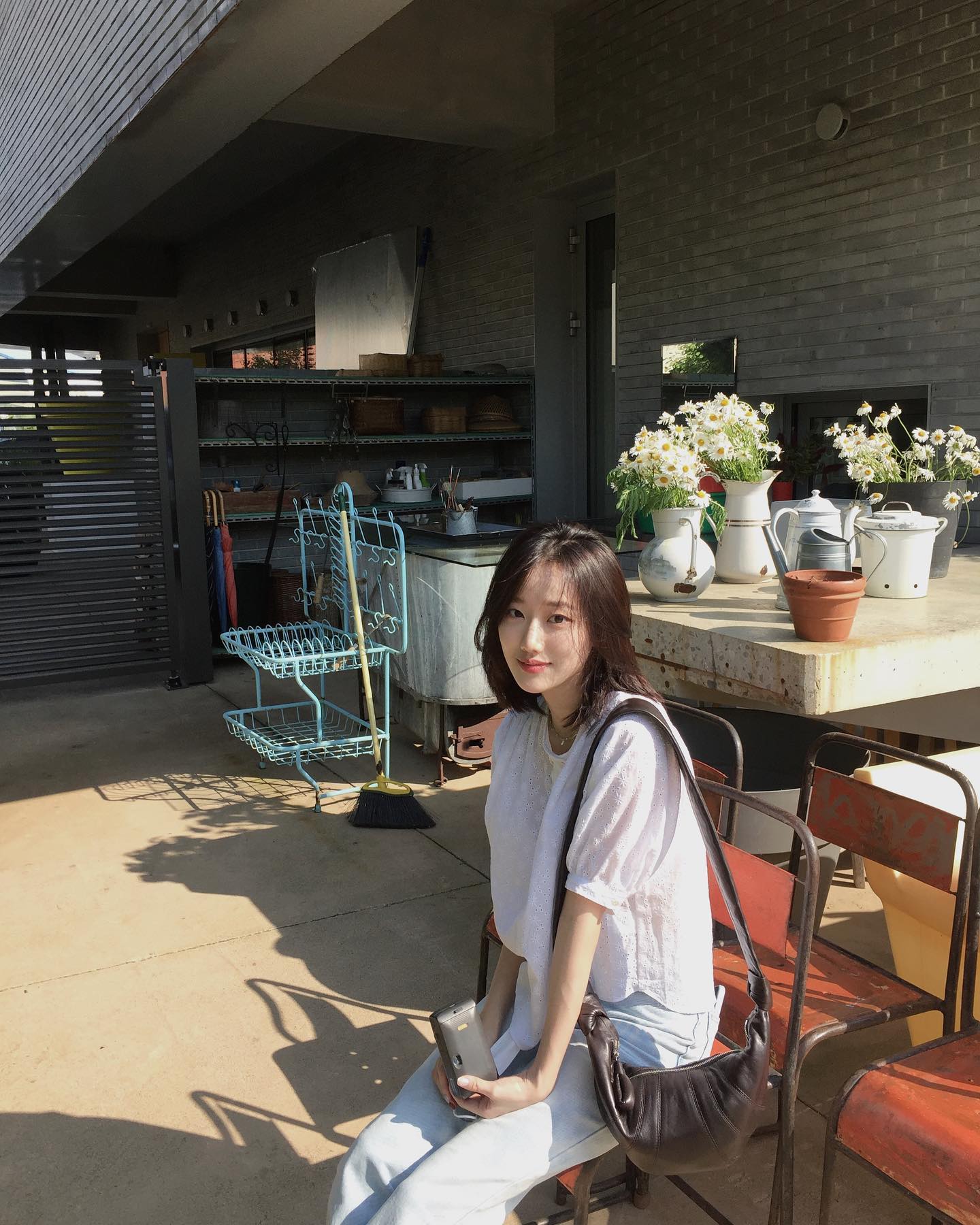 반팔블라우스 러블리룩 참고🤍🩵
봉긋한 퍼프 소매 화이트 블라우스에 청바지로 꾸안꾸✨ 이미지5