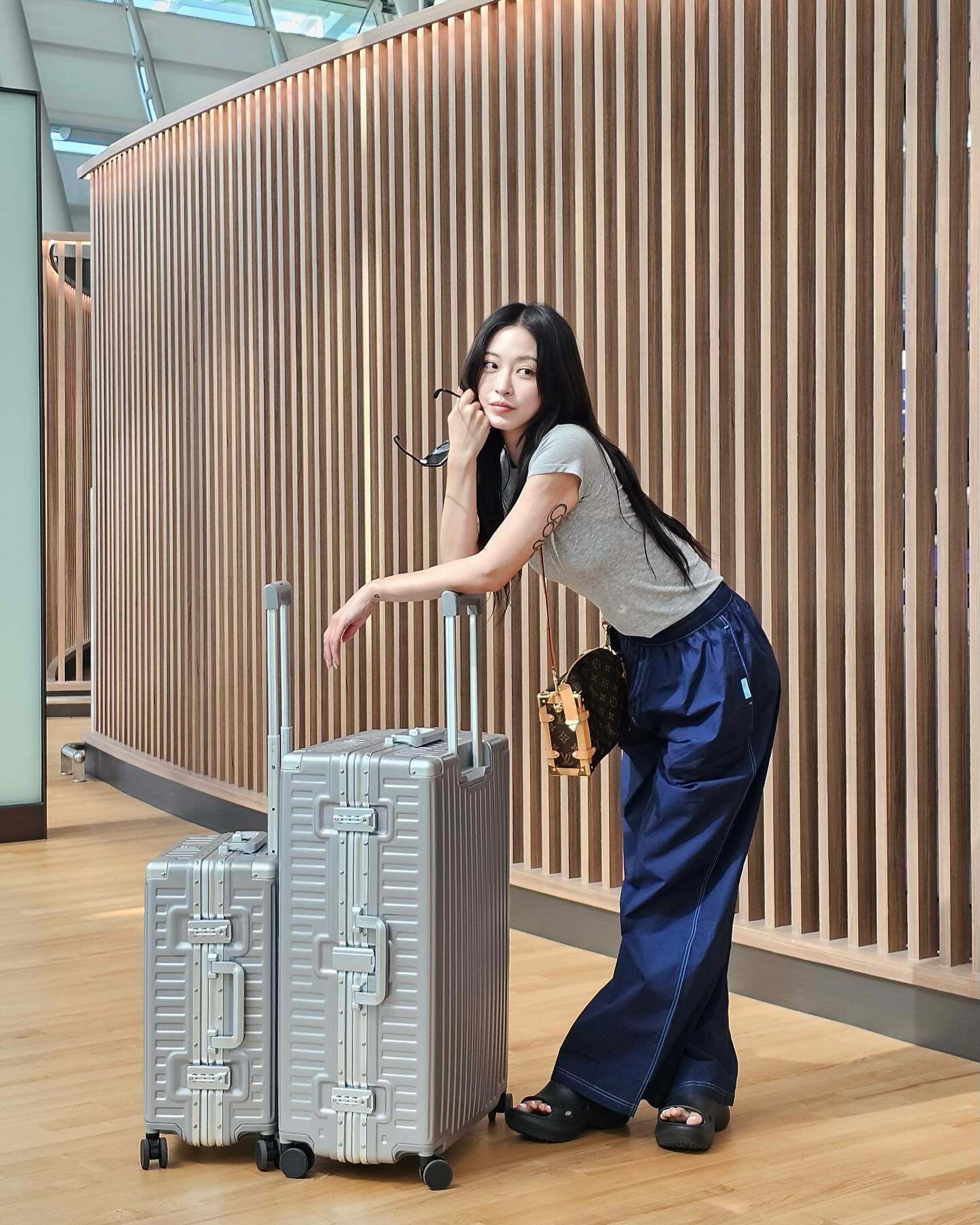 여행갈 때는 미니백 필수지👝✔️
셀럽들의 미니백 여행 코디✈️ 올여름 여행에 @챙겨둬

1. 제니 도쿄 여행 - 크롬하츠 X 구아나바나 실버 장식 크로스 패치 백, 5천 5백 달러.

2. 한예슬 유럽 신혼여행 - 루이 비통 사이드 트렁크 PM, 468만 원.

3. 장희령 치앙마이 여행 - 구찌 홀스빗 1955 미니백.

4. 채령 일본 여행 - 보테가 베네타 미니 파우치, 347만 원.

5. 효민 포르투 여행 - 롱샴 르 플리아쥬 오리지널 핸들 파우치, 16만 원. 이미지4