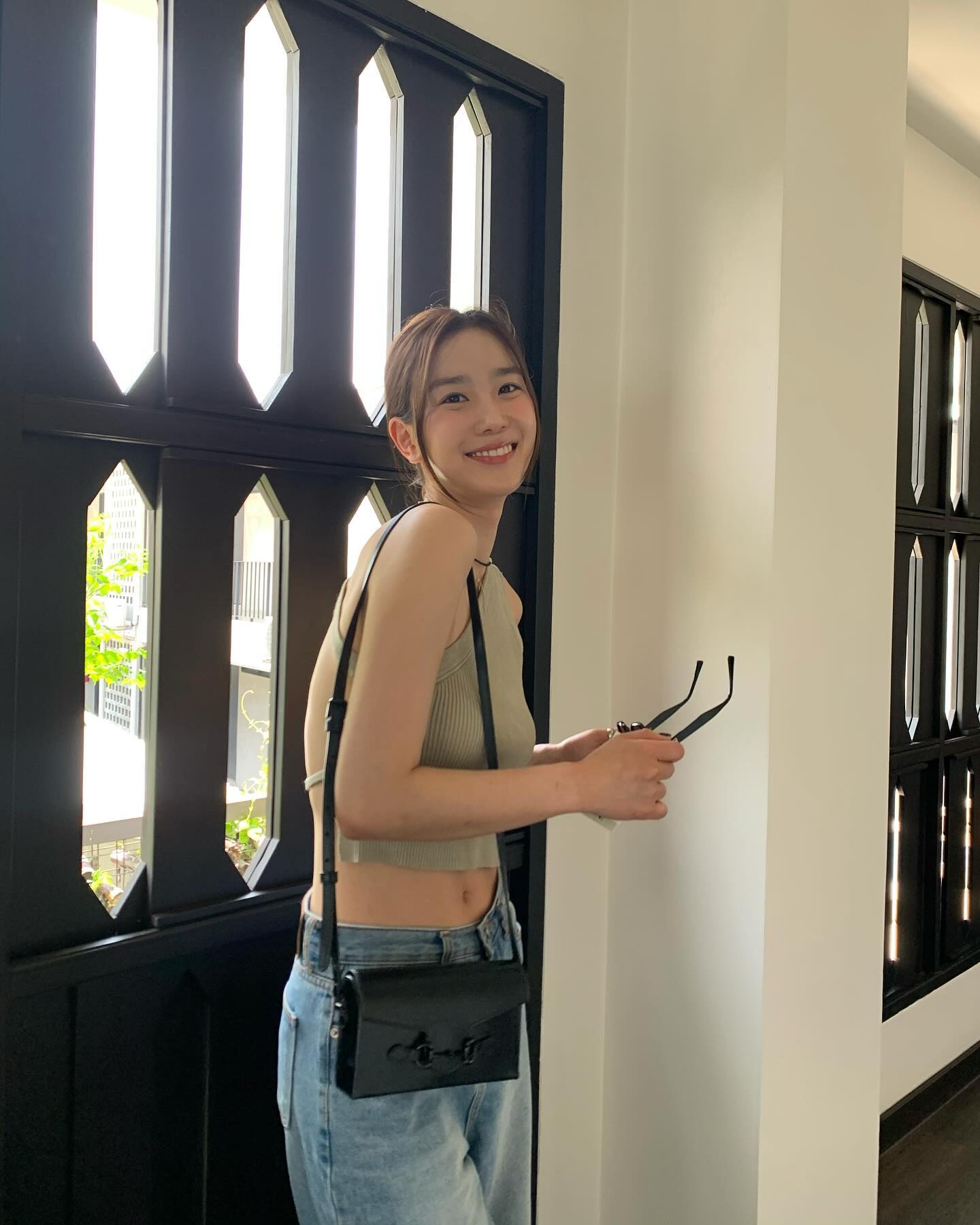 여행갈 때는 미니백 필수지👝✔️
셀럽들의 미니백 여행 코디✈️ 올여름 여행에 @챙겨둬

1. 제니 도쿄 여행 - 크롬하츠 X 구아나바나 실버 장식 크로스 패치 백, 5천 5백 달러.

2. 한예슬 유럽 신혼여행 - 루이 비통 사이드 트렁크 PM, 468만 원.

3. 장희령 치앙마이 여행 - 구찌 홀스빗 1955 미니백.

4. 채령 일본 여행 - 보테가 베네타 미니 파우치, 347만 원.

5. 효민 포르투 여행 - 롱샴 르 플리아쥬 오리지널 핸들 파우치, 16만 원. 이미지5
