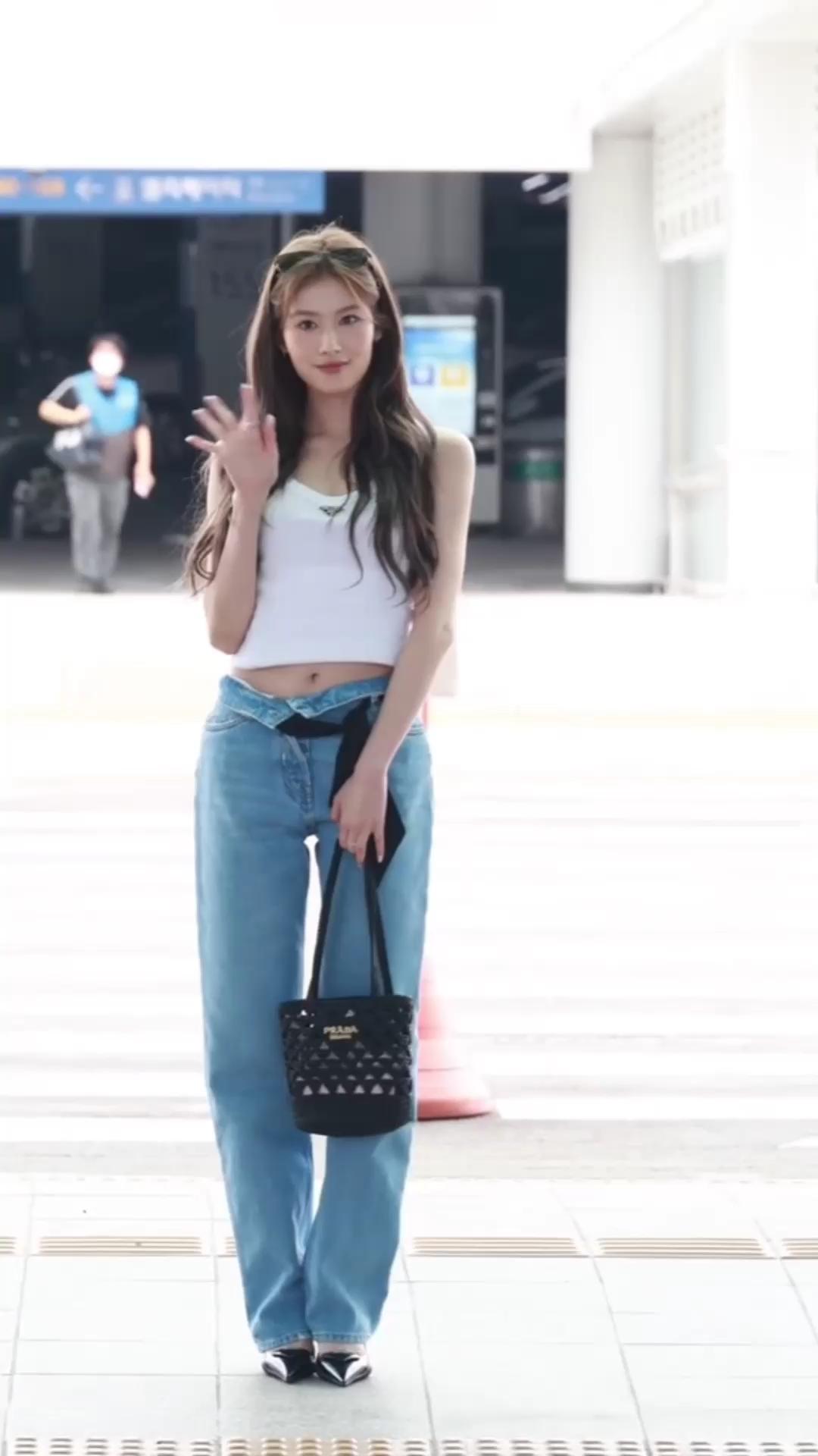 핫걸 사나는 프라다를 입는다🤍💙
밀라노 출국 패션✈️ 민소매&데님에 블랙백과 스카프 포인트😎 이미지