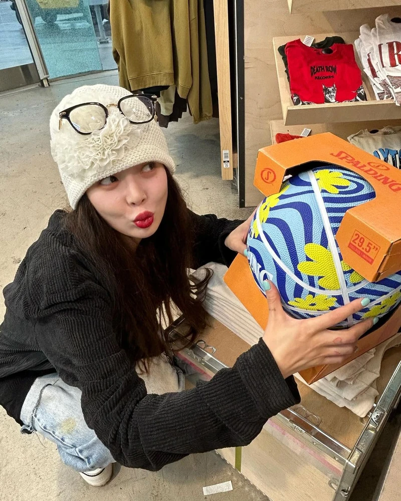 현아의 힙한 크롬 소화력🖤 이미지1