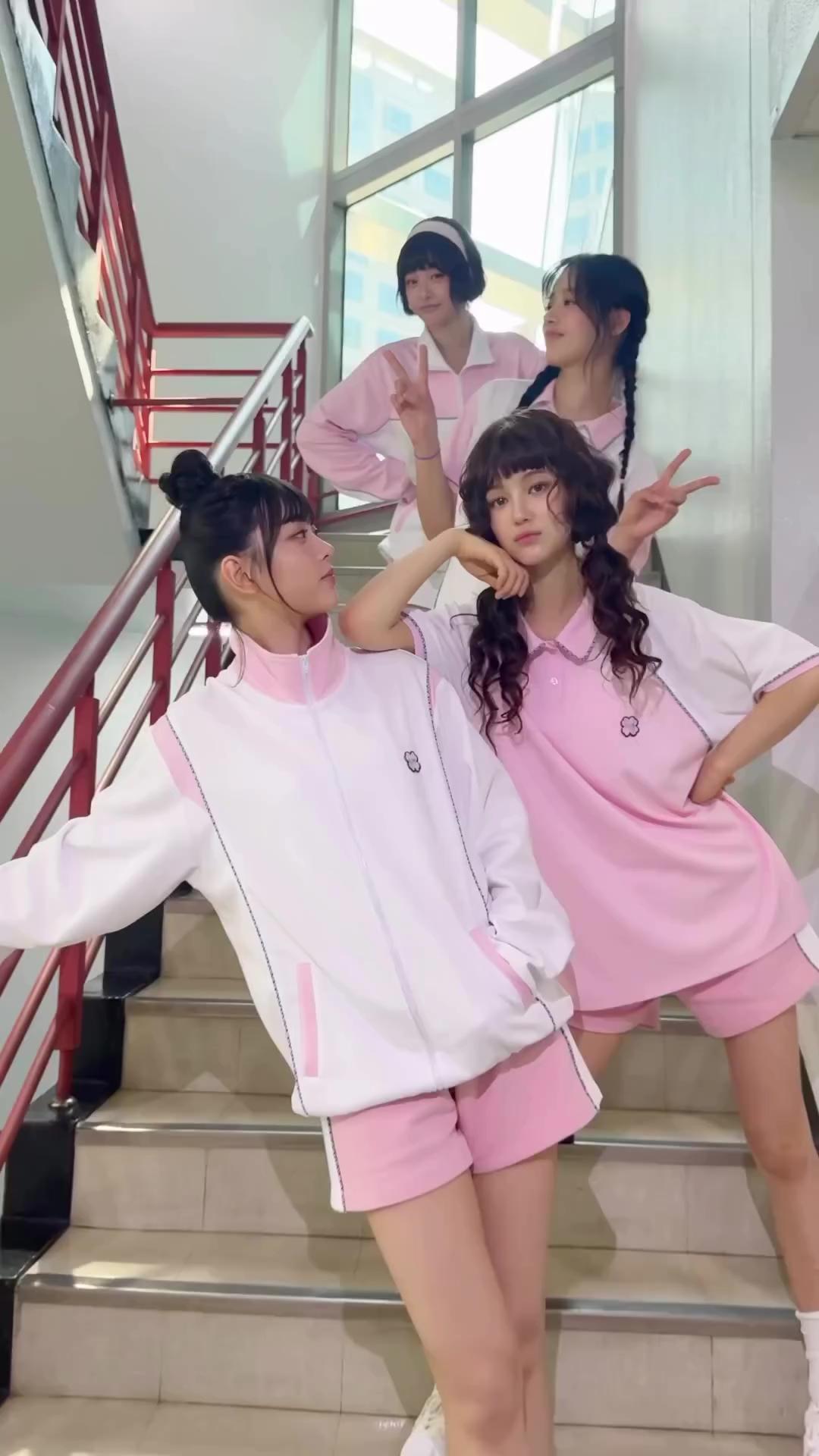 드뎌 완전체 뉴진스 등장!!🩷🐰깁스 풀고 혜인이 깜짝🙌🏻 이미지