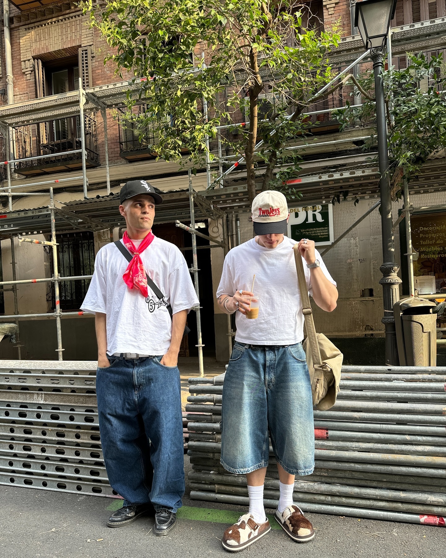 흰티에 데님 이 쉬운걸 안해?🤠 이미지