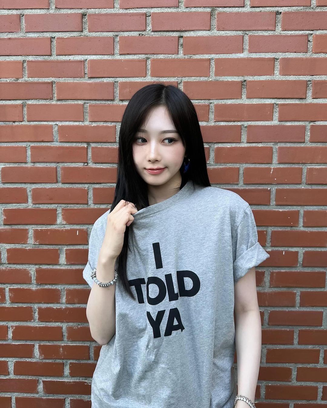 티셔츠 롤업 해주는 센스🤍🖤 이미지