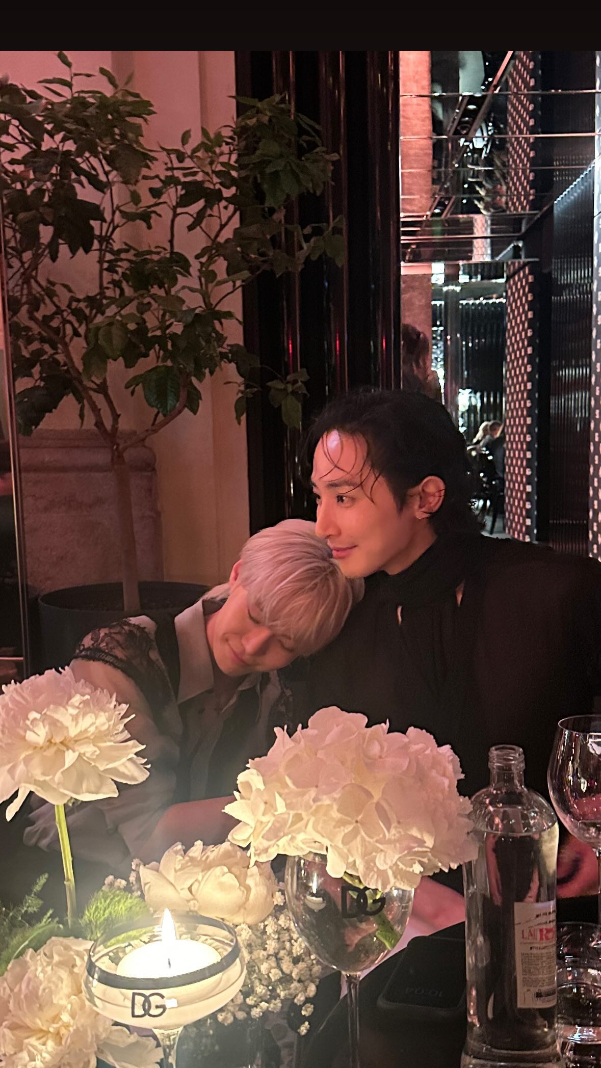 저는 이 조합 대찬성이요✨🖤  이수혁이 본인 인스타그램 스토리에 NCT 도영과 함께한 사진을 게재했습니다. 두 사람은 돌체앤가바나 글로벌 앰버서더로 이번 25SS 남성 컬렉션 패션쇼에 참석했는데요. 커플 반지를 끼거나 어깨에 기대는 등 눈부신 친분을 자랑했습니다. 한편, 둘은 지난 24FW 여성 패션쇼 애프터파티에서 만나 함께 찍은 사진을 업로드 한 바 있습니다. 이미지