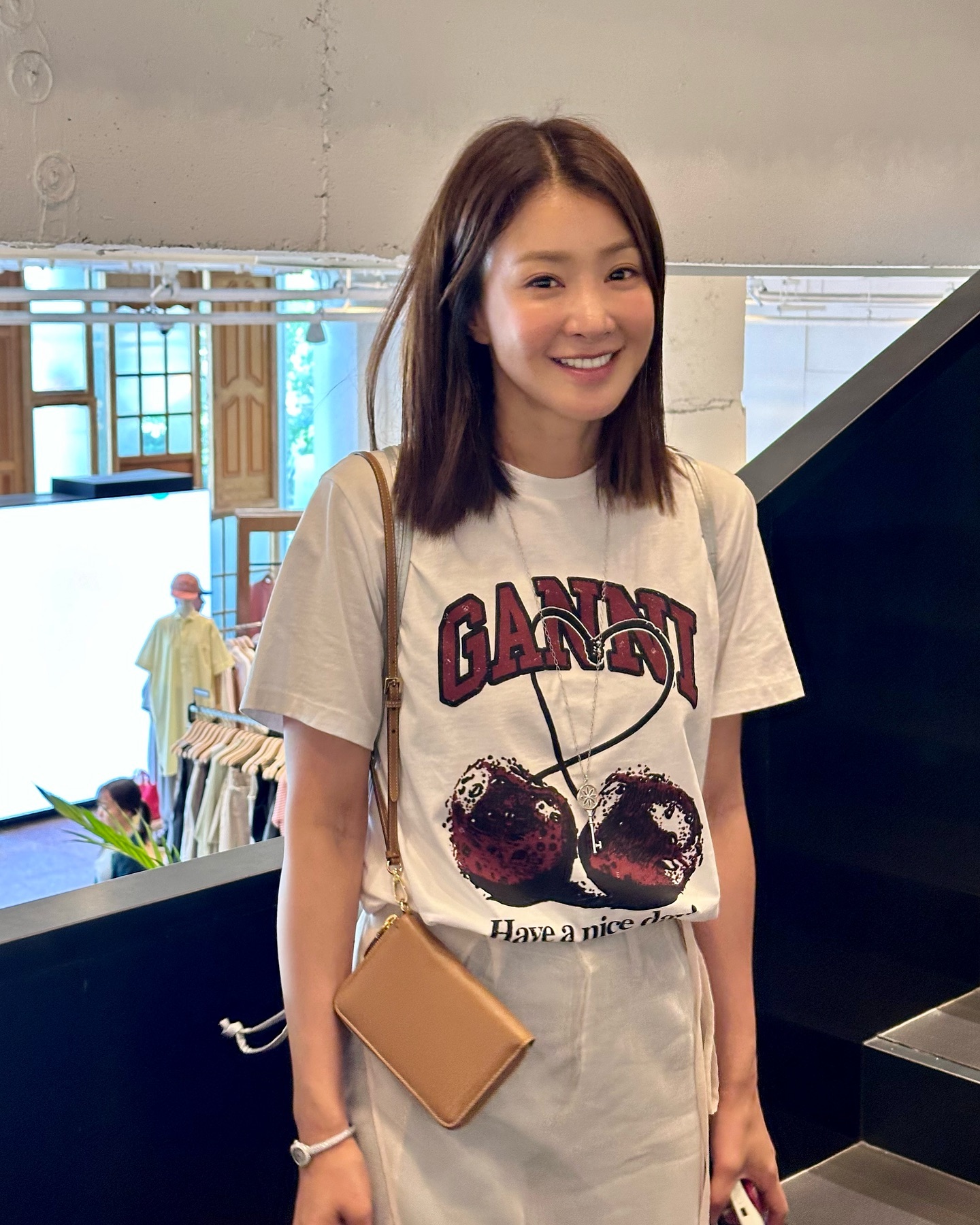 셀럽들 그래픽 포인트 반팔티🩷👚
귀엽고 키치한 가니 반팔 모음✨🌈 여름에 @딱이다 

1. 하니, 안소희: 가니 릴렉스드 러브 버니 티셔츠

2. 이시영: 가니 릴렉스드 체리 티셔츠

3. 안유진: 가니 릴렉스드 버니 티셔츠

4. 아이유: 가니 릴렉스드 버니 티셔츠

5. 이서빈: 가니 캣 릴렉스드 티셔츠

6. 손연재: 가니 그레이 퓨처 릴렉스드 램 티셔츠

사진 1: NewJeans 공식 유튜브 NewJeans_official 이미지2