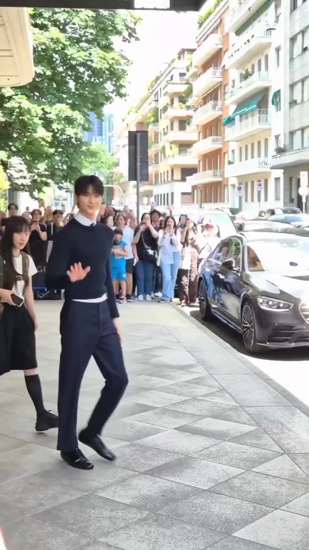 변우석 비율💙🖤프라다로 수출 중 이미지