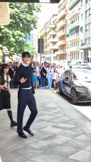 변우석 비율💙🖤프라다로 수출 중 이미지