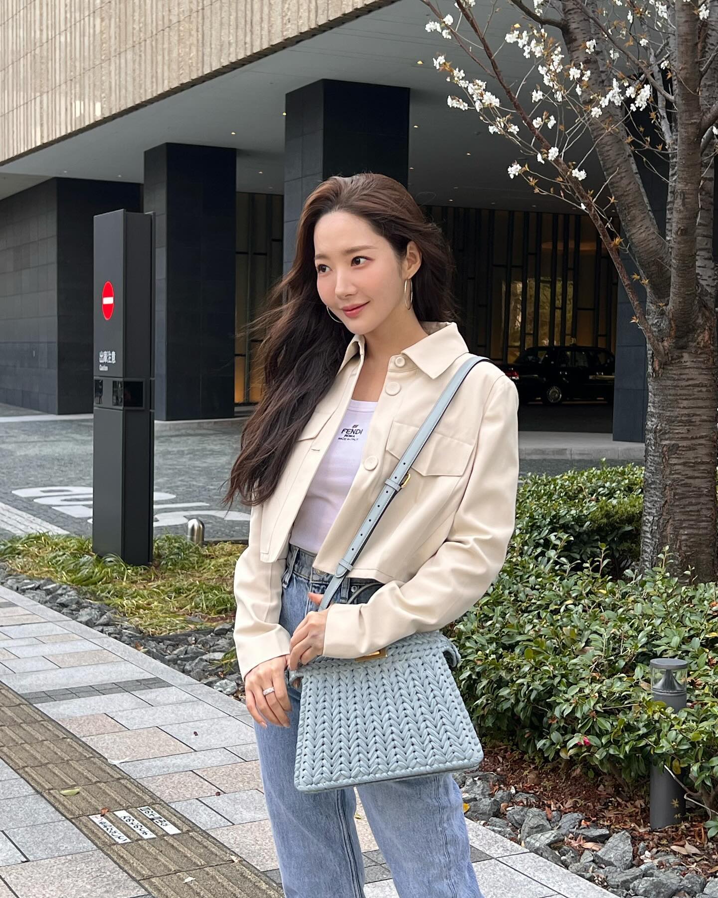 셀럽 여름 필수템🤍🖤기본 민소매
언니들이 선택한 5가지 브랜드✔️ 여름 옷장 든든템 @챙기자💪🏻

1. 이청아, 쯔위 - 생 로랑

2. 차정원, 이시영 - 로에베

3. 박규영 - 구찌

4. 박하선, 민니 - 프라다

5. 안유진, 박민영 - 펜디 이미지