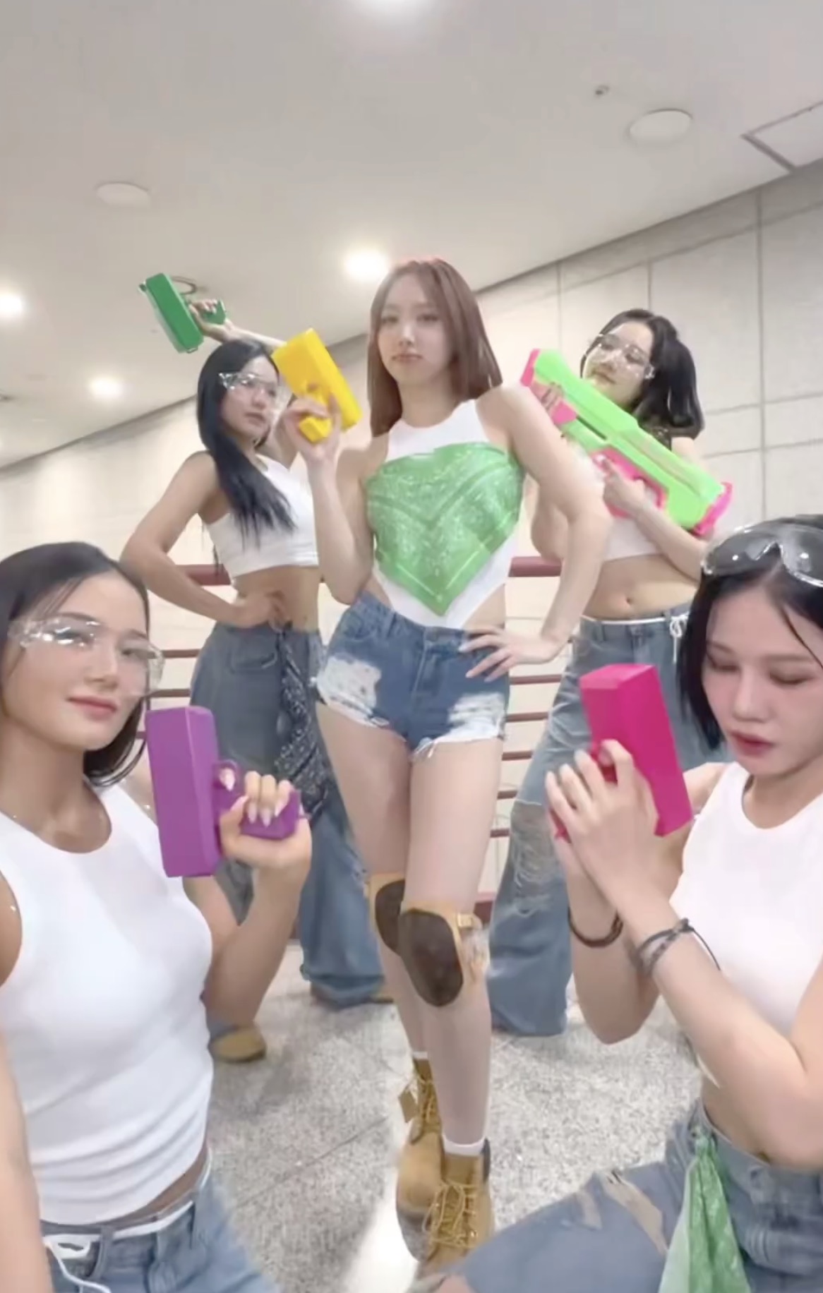 트와이스 나연의 레전드 춤선❤️‍🔥🔫
페스티벌 많은 요즘 민소매+핫팬츠 어때?🔥 이미지