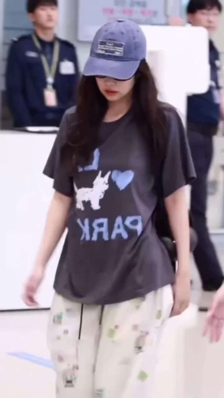 제니 서울 컴백✈️🖤@공항패션
로우 클래식 러브 강아지 반팔티🐩💚너무 귀여워 이미지