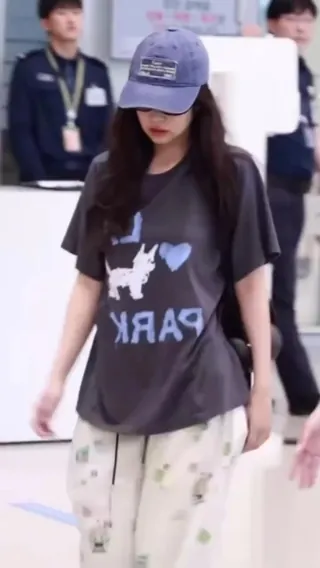 제니 서울 컴백✈️🖤@공항패션
로우 클래식 러브 강아지 반팔티🐩💚너무 귀여워 이미지