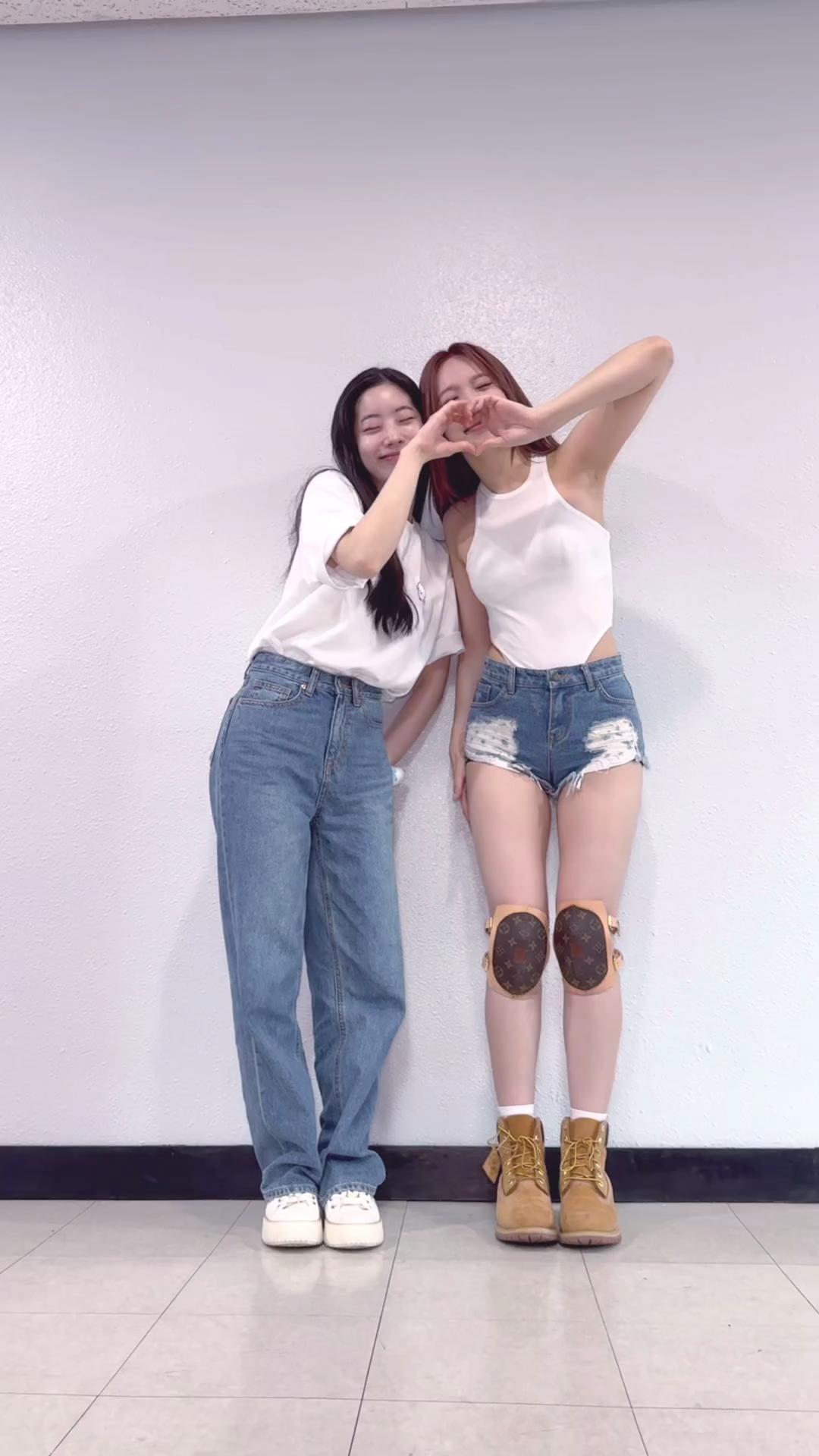 같은 화이트&데님 다른 무드🤍👖
흰티에 와이드 데님인 청순 다현과 민소매에 숏 데님인 핫걸 나연💖 이미지