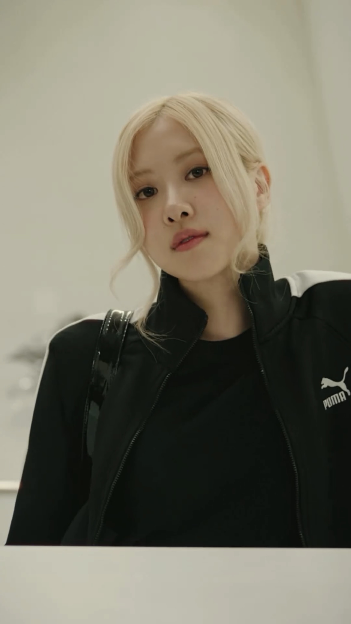 푸마 글로벌 앰버서더 로제🖤

블랙핑크 로제가 푸마의 새로운 글로벌 앰버서더로 발탁됐습니다. 리한나, 에이셉 라키, 두아 리파, 스켑타를 비롯한 푸마 스포츠스타일 앰버서더 라인업에 합류한 로제는 푸마의 상징적인 로우탑 스니커즈 ‘팔레르모’ 캠페인을 시작으로 앰버서더 활동에 돌입하는데요. ‘팔레르모’뿐만 아니라 ‘스피드캣’ 등 푸마 스포츠스타일 카테고리 내 또 다른 클래식 프랜차이즈의 홍보에도 힘을 보탤 예정입니다. 이미지