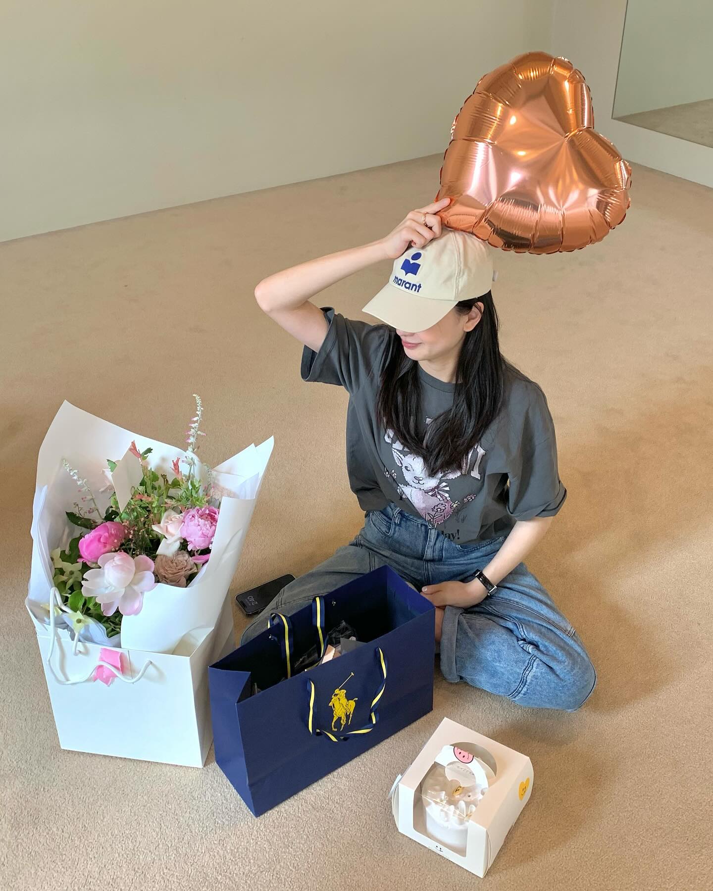 셀럽들 그래픽 포인트 반팔티🩷👚
귀엽고 키치한 가니 반팔 모음✨🌈 여름에 @딱이다 

1. 하니, 안소희: 가니 릴렉스드 러브 버니 티셔츠

2. 이시영: 가니 릴렉스드 체리 티셔츠

3. 안유진: 가니 릴렉스드 버니 티셔츠

4. 아이유: 가니 릴렉스드 버니 티셔츠

5. 이서빈: 가니 캣 릴렉스드 티셔츠

6. 손연재: 가니 그레이 퓨처 릴렉스드 램 티셔츠

사진 1: NewJeans 공식 유튜브 NewJeans_official 이미지7