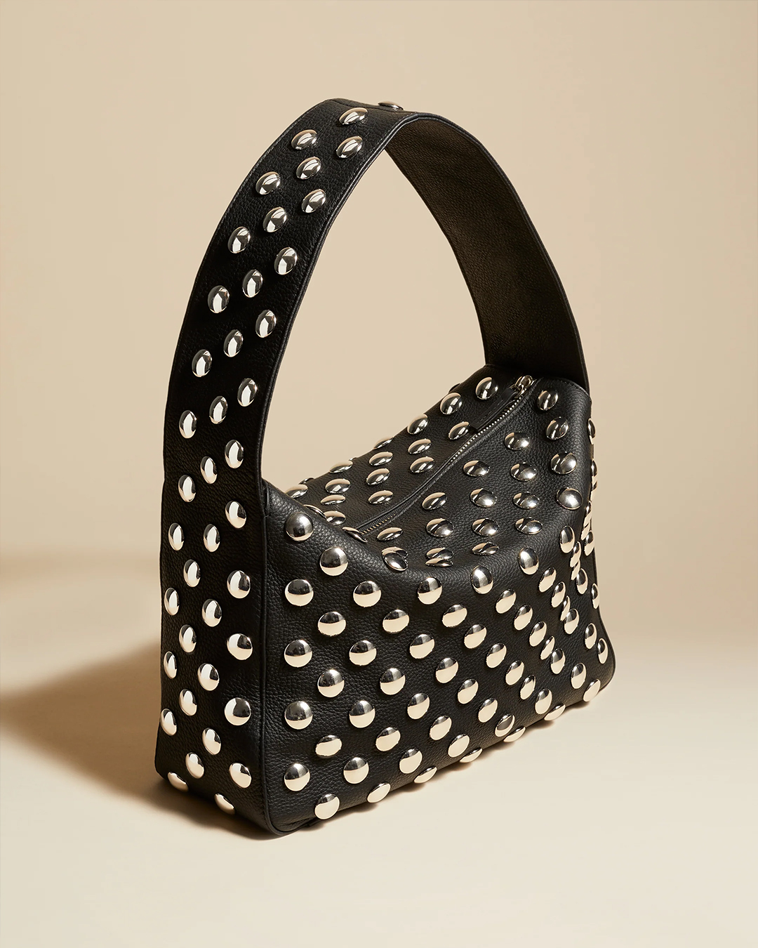 공블리 언니 시크 엣지백🖤⚪️
케이트 엘레나백👜 유니크한 스터드 장식, 가격은 488만 원.✨

사진 6 + 7: 케이트 공식 홈페이지  이미지7