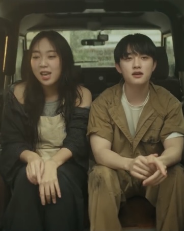 1분 동안 도경수 눈 못 보는 영지🫣

이영지가 도경수와의 뮤직비디오 촬영 현장을 담은 라이브 클립을 공개했습니다. 이영지의 ‘Small girl’은 본인의 자전적인 이야기를 담은 타이틀곡으로 도경수가 피처링에 참여했는데요. 감성적이고 독특한 음색이 어우러진 새로운 케미에 더욱 기대감을 높이고 있습니다. ‘Small girl’이 포함된 이영지의 첫 번째 미니앨범 '16 FANTASY'는 오는 21일 오후 6시에 공개될 예정입니다. 이미지