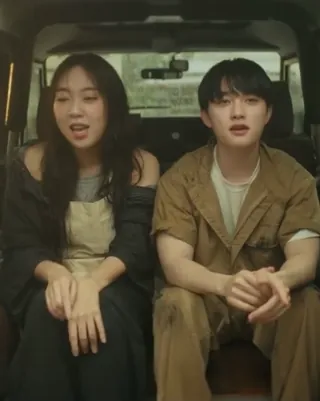 1분 동안 도경수 눈 못 보는 영지🫣
이영지가 도경수와의 뮤직비디오 촬영 현장을 담은 라이브 클립을 공개했습니다. 이영지의 ‘Small girl’은 본인의 자전적인 이야기를 담은 타이틀곡으로 도경수가 피처링에 참여했는데요. 감성적이고 독특한 음색이 어우러진 새로운 케미에 더욱 기대감을 높이고 있습니다. ‘Small girl’이 포함된 이영지의 첫 번째 미니앨범 '16 FANTASY'는 오는 21일 오후 6시에 공개될 예정입니다. 이미지