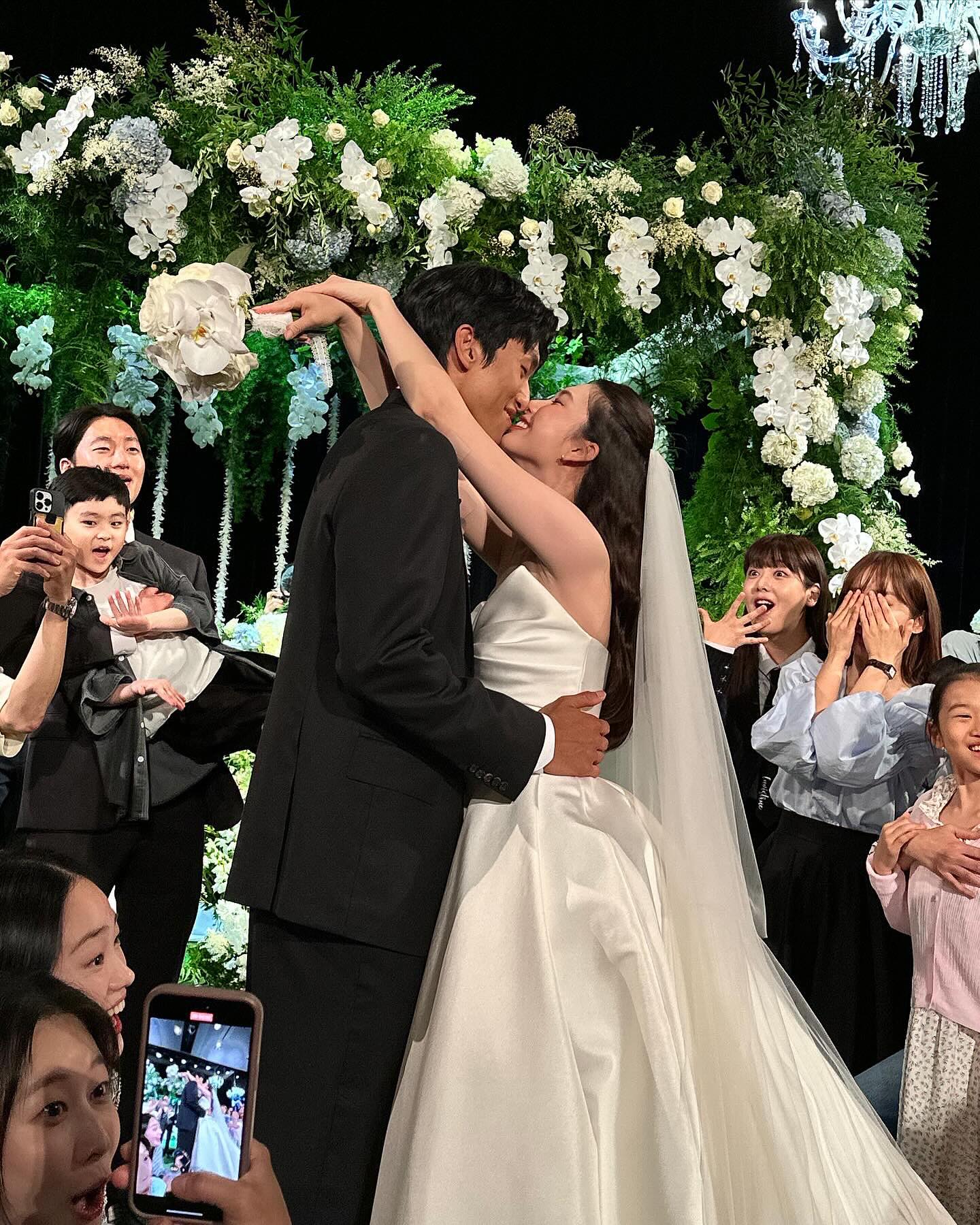 슈퍼스타 대출동한 어제 결혼식💍

어제(17일)는 모델 김진경과 축구선수 김승규의 결혼식이 진행됐는데요. 둘의 공통분모가 축구인 만큼 버진로드에는 잔디가 깔렸습니다. 또한 SNS를 통해 손흥민, 조규성 등 수많은 축구 선수들과 이현이, 정호연 등 SBS ‘골 때리는 그녀들’에서 팀을 이뤘던 멤버들과 모델들의 모습이 포착됐는데요. 모델과 축구 선수의 결혼식인 만큼 다양한 스타들이 참석해 두 사람의 새로운 시작을 축하했습니다. 이미지