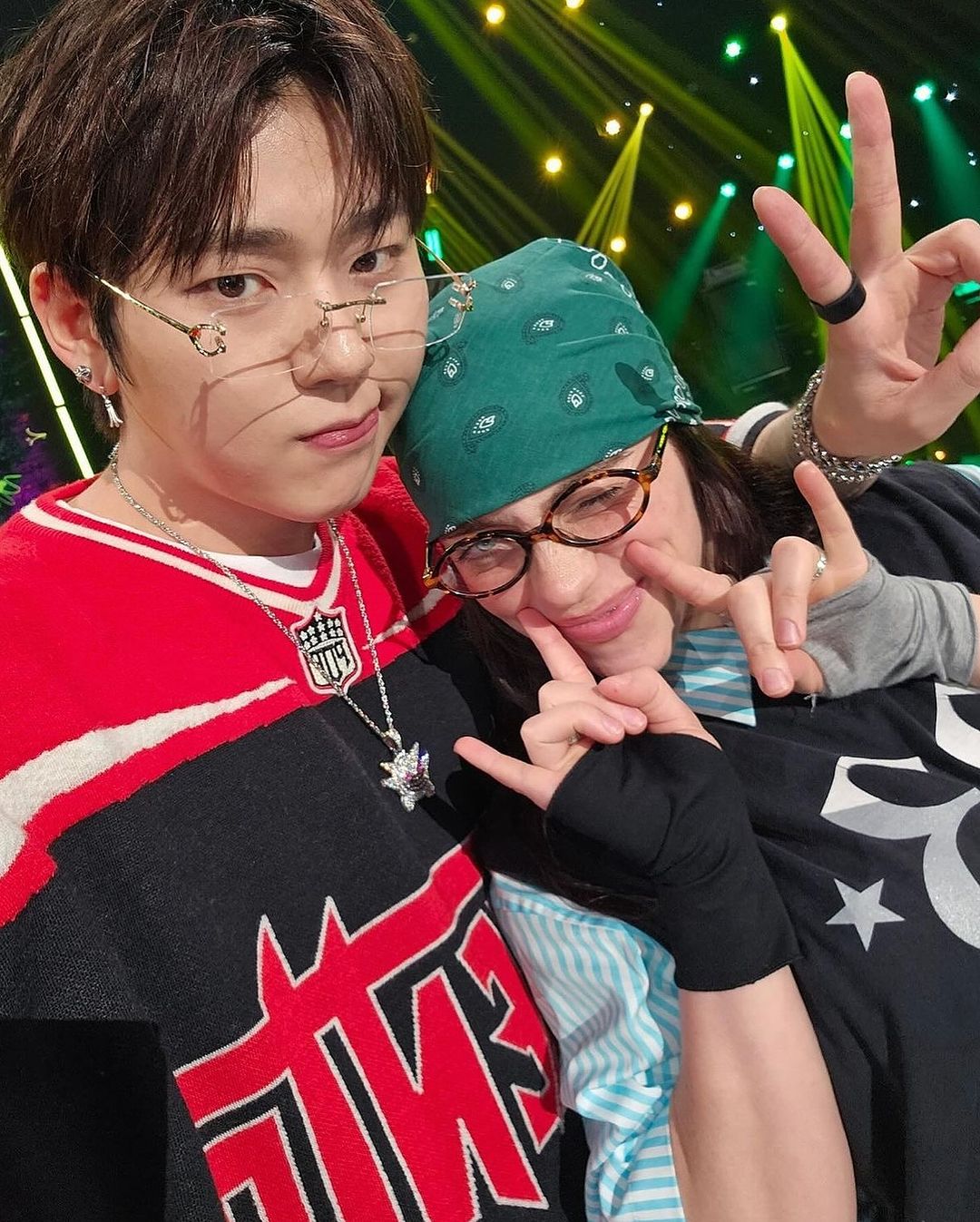 이 둘 조합💚귀하다 귀해

빌리 아일리시가 ‘더 시즌즈-지코의 아티스트’에 출연합니다. 빌리 아일리시는 오늘(18일) 세 번째 정규앨범 ‘HIT ME HARD AND SOFT’ 프로모션 차 내한했는데요. 조금 전 공식 계정을 통해 지코와 투샷이 공개되며 출연 소식을 알렸습니다. 빌리 아일리시는 이번 방송을 통해 한국 음악 방송에 최초로 출연하게 됐는데요. 해당 방영분은 이번 주 금요일 밤 10시에 방송될 예정입니다. 이미지