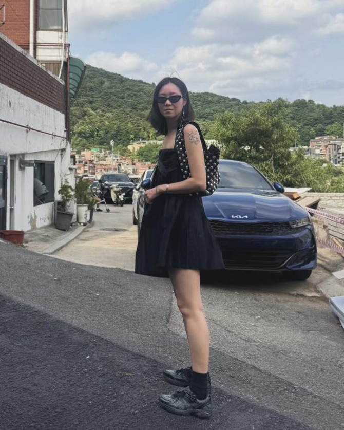 공블리 언니 시크 엣지백🖤⚪️
케이트 엘레나백👜 유니크한 스터드 장식, 가격은 488만 원.✨

사진 6 + 7: 케이트 공식 홈페이지  이미지2