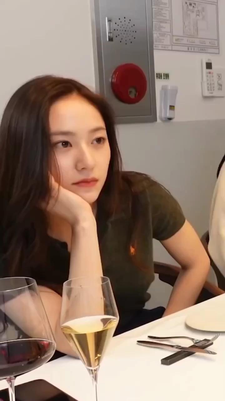 폴로 셔츠의 정석적 분위기💚🧡크리스탈 언니 무드 이미지