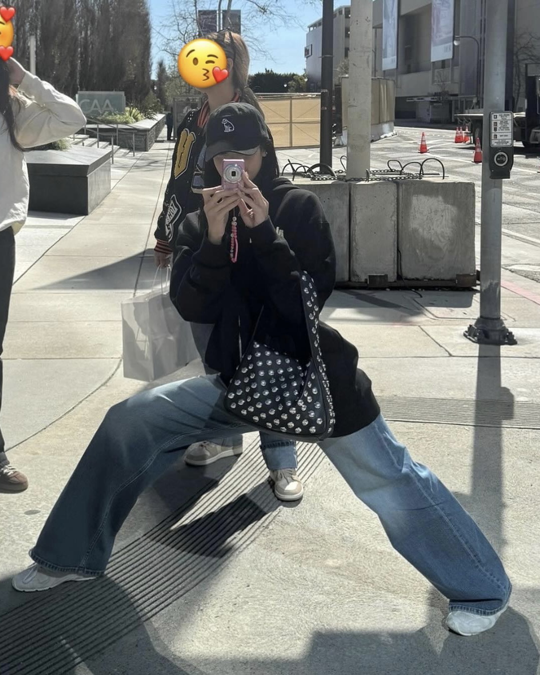 공블리 언니 시크 엣지백🖤⚪️
케이트 엘레나백👜 유니크한 스터드 장식, 가격은 488만 원.✨

사진 6 + 7: 케이트 공식 홈페이지  이미지3