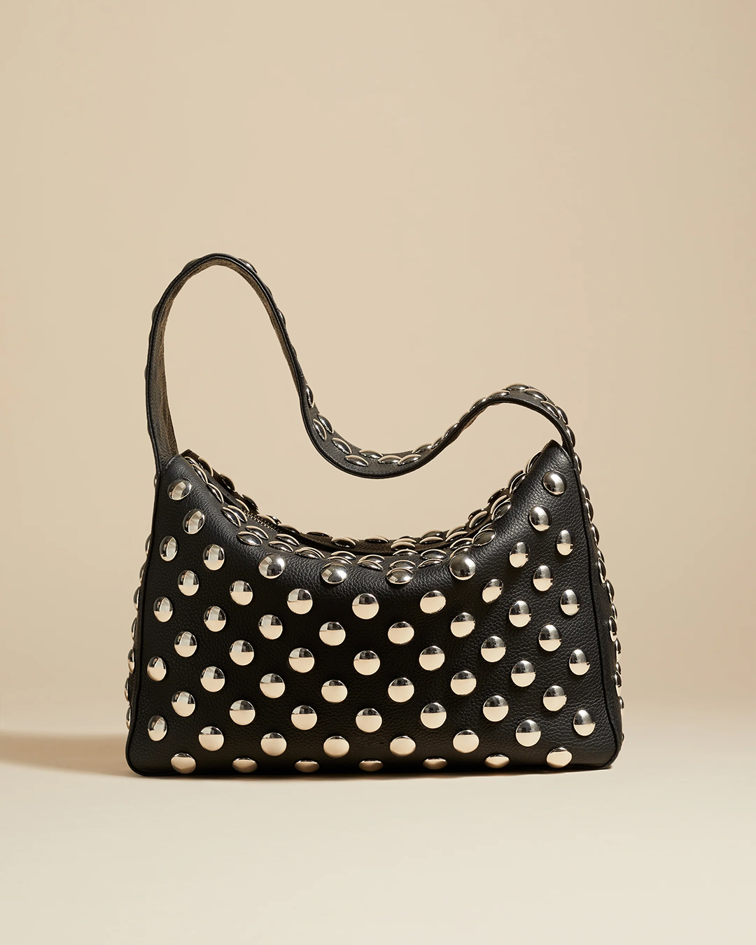 공블리 언니 시크 엣지백🖤⚪️
케이트 엘레나백👜 유니크한 스터드 장식, 가격은 488만 원.✨

사진 6 + 7: 케이트 공식 홈페이지  이미지6