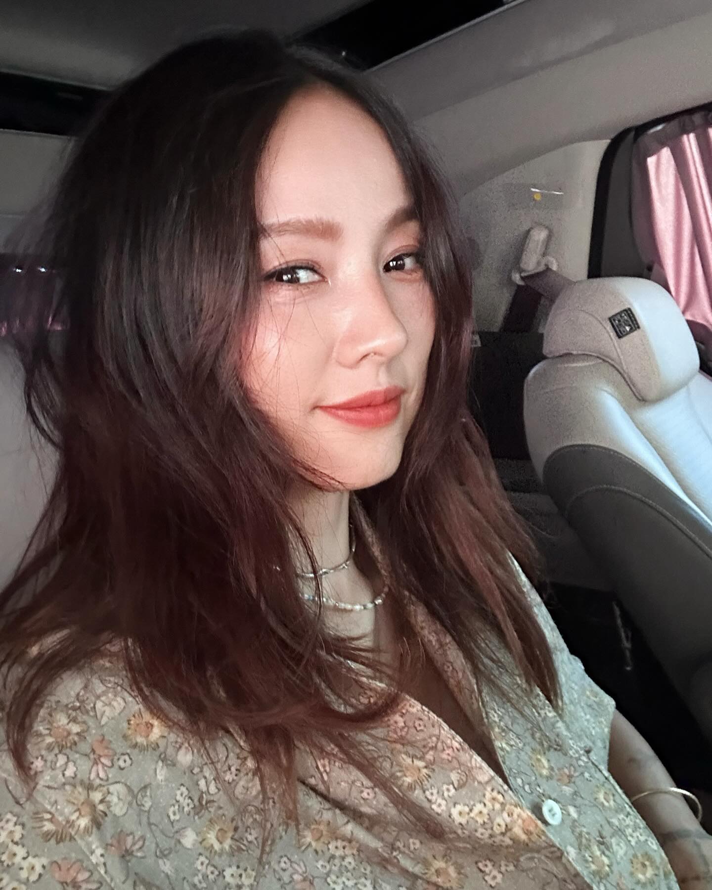 사진전까지 여는 효리언니😎

이효리가 엄마와 여행 기록을 담은 사진전을 개최합니다. 이효리는 자신의 SNS에 “저에게 그림은 셀프테라피랄까요. 근본없는 취미미술이지만 궁금하시면 7월에 열리는 엄마 단둘이 여행갈래 사진전에 구경오세요. 엄마와의 첫 여행을 기록하는 사진들과 브끄럽지만 제 그림 몇개가 전시될 예정입니다”라고 소식을 전했는데요. 함께 올린 사진에는 이효리의 개성이 잘 담겨있는 작품들이 담겨있습니다. 7월 6일부터 서울 종로에 있는 카페 '비담 북촌'에서 개최될 예정이며 예약은 오는 21일 오후 2시에 오픈됩니다. 이미지