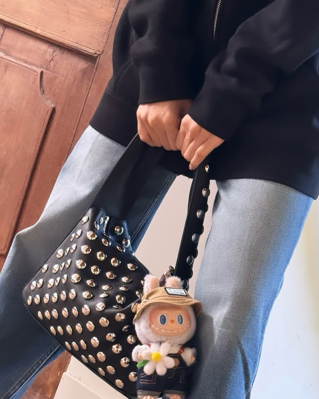 공블리 언니 시크 엣지백🖤⚪️
케이트 엘레나백👜 유니크한 스터드 장식, 가격은 488만 원.✨

사진 6 + 7: 케이트 공식 홈페이지  이미지5