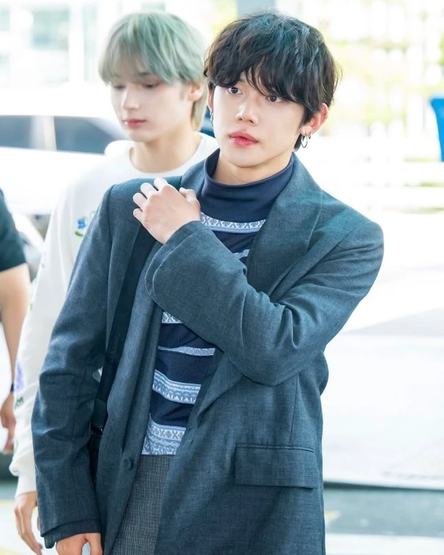 디올 패션도 찰떡 소화🩶투바투
투모로우바이투게더 연준, 수빈, 휴닝카이, 태현이 디올 SS25 남성쇼 참석을 위해 프랑스 파리로 출국했습니다. 투바투는 지난 2023년 디올 역사상 최초 그룹 단위로 앰버서더로 발탁됐는데요. 멤버 모두 전신 디올 룩으로 공항패션을 완성했습니다. 한편, 범규는 발목 인대 부상으로 인해 스케줄에 참석하지 못했습니다. 이미지1