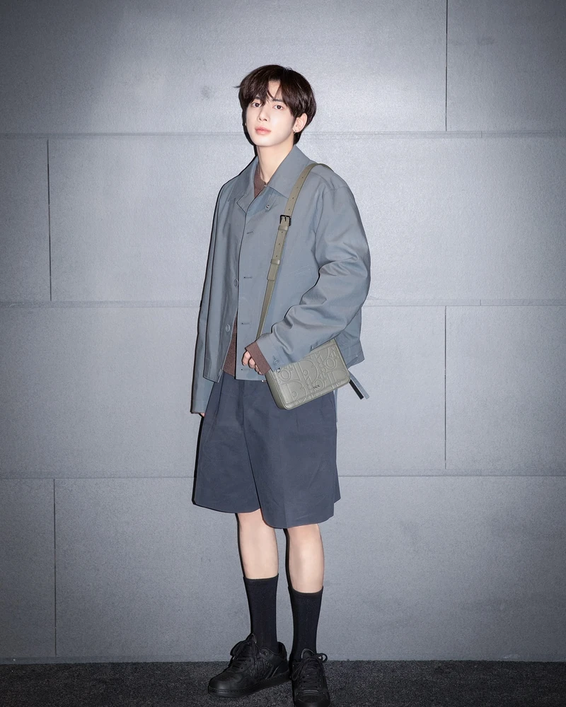 디올 패션도 찰떡 소화🩶투바투
투모로우바이투게더 연준, 수빈, 휴닝카이, 태현이 디올 SS25 남성쇼 참석을 위해 프랑스 파리로 출국했습니다. 투바투는 지난 2023년 디올 역사상 최초 그룹 단위로 앰버서더로 발탁됐는데요. 멤버 모두 전신 디올 룩으로 공항패션을 완성했습니다. 한편, 범규는 발목 인대 부상으로 인해 스케줄에 참석하지 못했습니다. 이미지7
