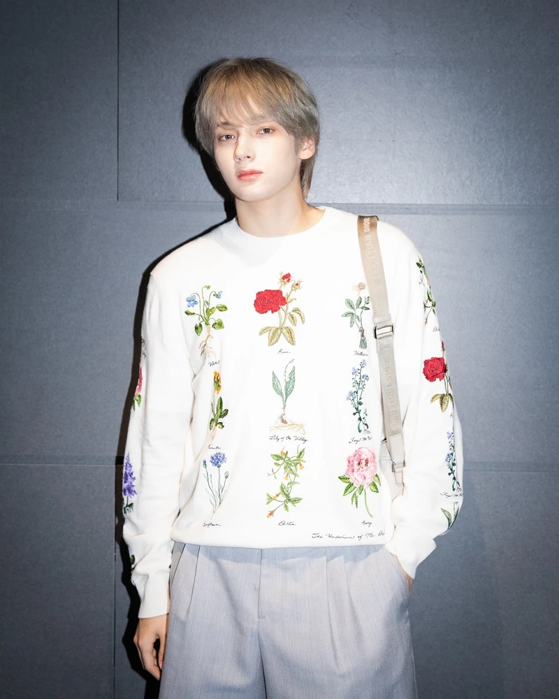 디올 패션도 찰떡 소화🩶투바투
투모로우바이투게더 연준, 수빈, 휴닝카이, 태현이 디올 SS25 남성쇼 참석을 위해 프랑스 파리로 출국했습니다. 투바투는 지난 2023년 디올 역사상 최초 그룹 단위로 앰버서더로 발탁됐는데요. 멤버 모두 전신 디올 룩으로 공항패션을 완성했습니다. 한편, 범규는 발목 인대 부상으로 인해 스케줄에 참석하지 못했습니다. 이미지8