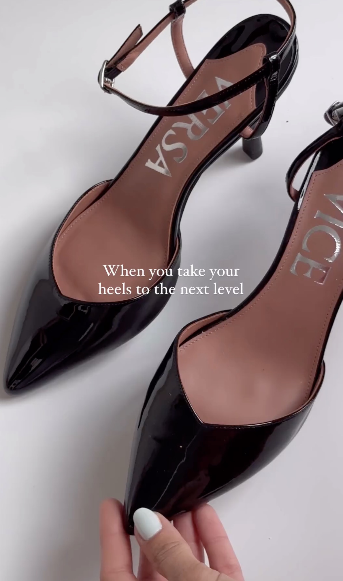 이 신발 완전 필수템인데..?👠
투웨이 신발로 샌들,구두 둘 다 즐겨봐🖤 이미지