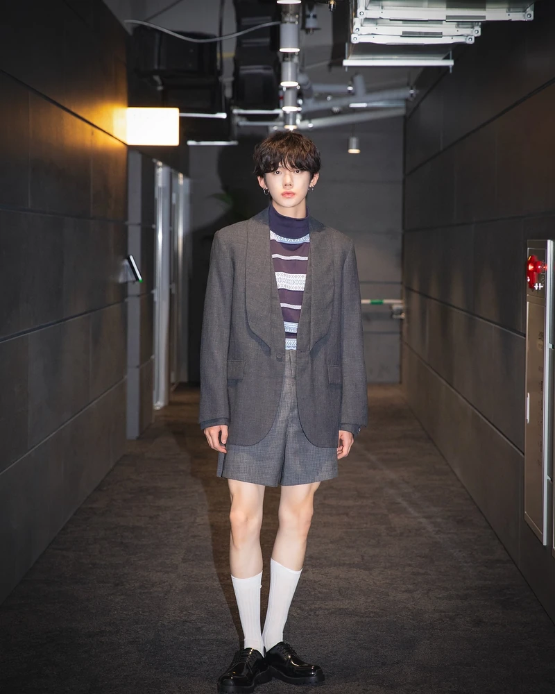 디올 패션도 찰떡 소화🩶투바투
투모로우바이투게더 연준, 수빈, 휴닝카이, 태현이 디올 SS25 남성쇼 참석을 위해 프랑스 파리로 출국했습니다. 투바투는 지난 2023년 디올 역사상 최초 그룹 단위로 앰버서더로 발탁됐는데요. 멤버 모두 전신 디올 룩으로 공항패션을 완성했습니다. 한편, 범규는 발목 인대 부상으로 인해 스케줄에 참석하지 못했습니다. 이미지5