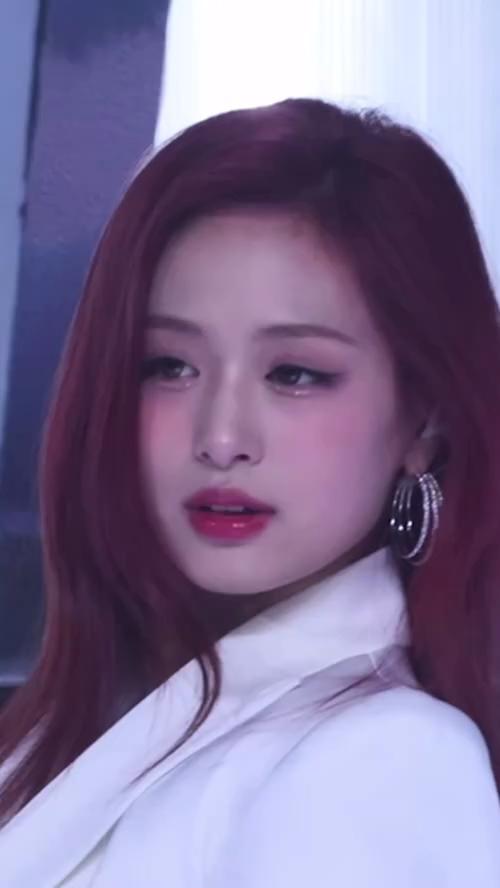 레드로 더 고급스러워진 아현♥️ 이미지