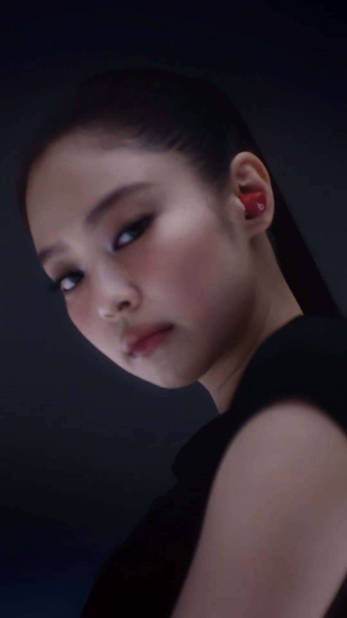 제니와 비츠 바이 드레가 만났다?❤️🖤

비츠 바이 드레 공식 계정에 제니가 등장했습니다. 영상 속 제니는 빨간 비츠 솔로 버즈를 착용한 채 포즈를 취하고 있는데요. 해당 제품은 새로운 ‘Beats Solo Buds’로 내일(20일) 공개될 예정입니다. 이미지
