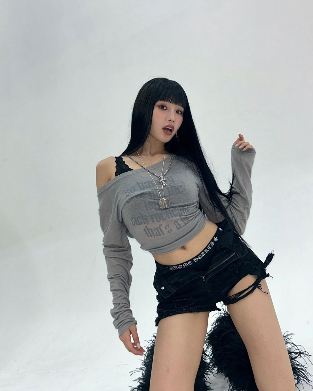 요즘 여돌 애정템은 크롬하츠🖤 이미지"