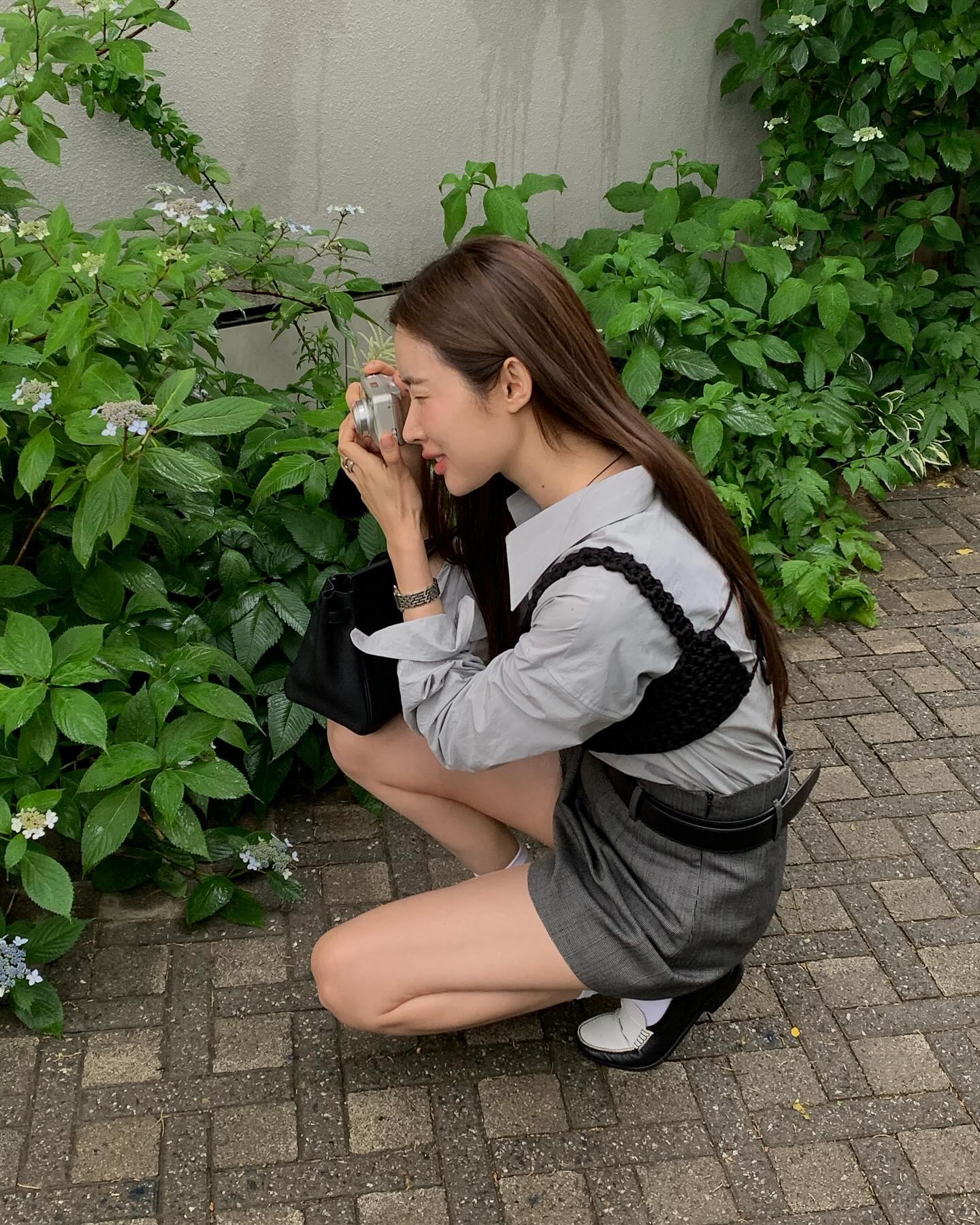고급진 차차언니의 여름 신발👞
올여름 차정원이 선택한 샌들부터 구두까지👡 차민수 @저장✔️

1. 더 로우 - 긴자 스웨이드 샌들 블랙, 990달러.

2. 보디 - 카운티 클레어 슈즈 브라운, 720달러.

3. 더 로우 - 비치 가죽 샌들 블랙, 920달러.

4. 더 로우 - 피셔맨 가죽 샌들 블랙, 1,050달러.

5. 에르메스 - 졸리 발레 플랫 누아 내추럴, 1,000달러.

6. 에르메스 - 케네디 로퍼 누아 블랑

7. 알라이아 - 피시넷 발레 플랫 슈즈 블랙, 121만 4천 3백 60원.

8. 보테가 베네타 - 멜버른 장식 글로스 크링클 가죽 펌프스 이미지6