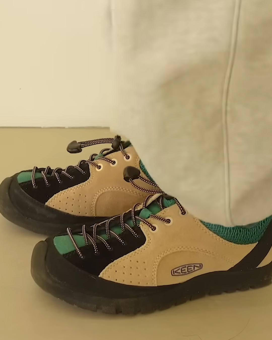요즘 인기템🔥🤍킨 샌들&운동화
아이돌부터 배우까지 애정하는 KEEN 슈즈 모음👟✔️

1. 뉴진스 해린: 킨 뉴포트 레트로 멀티 사파리

2. 설현: 킨 뉴포트 H2 모노크롬 펀

3. 아이브 안유진: 킨 재스퍼 스웨이드 스니커즈 버치 펀 

4. 뉴진스 민지: 킨 재스퍼 스웨이드 스니커즈 토프

5. 산다라박: 킨 재스퍼 락스 SP 스니커즈 베이지

6. 윤승아: 킨 재스퍼 락스 SP 스니커즈 타오스 토프 

7. 투어스 도훈: 킨 x mmlg 재스퍼 블루포그 블랙 이미지6