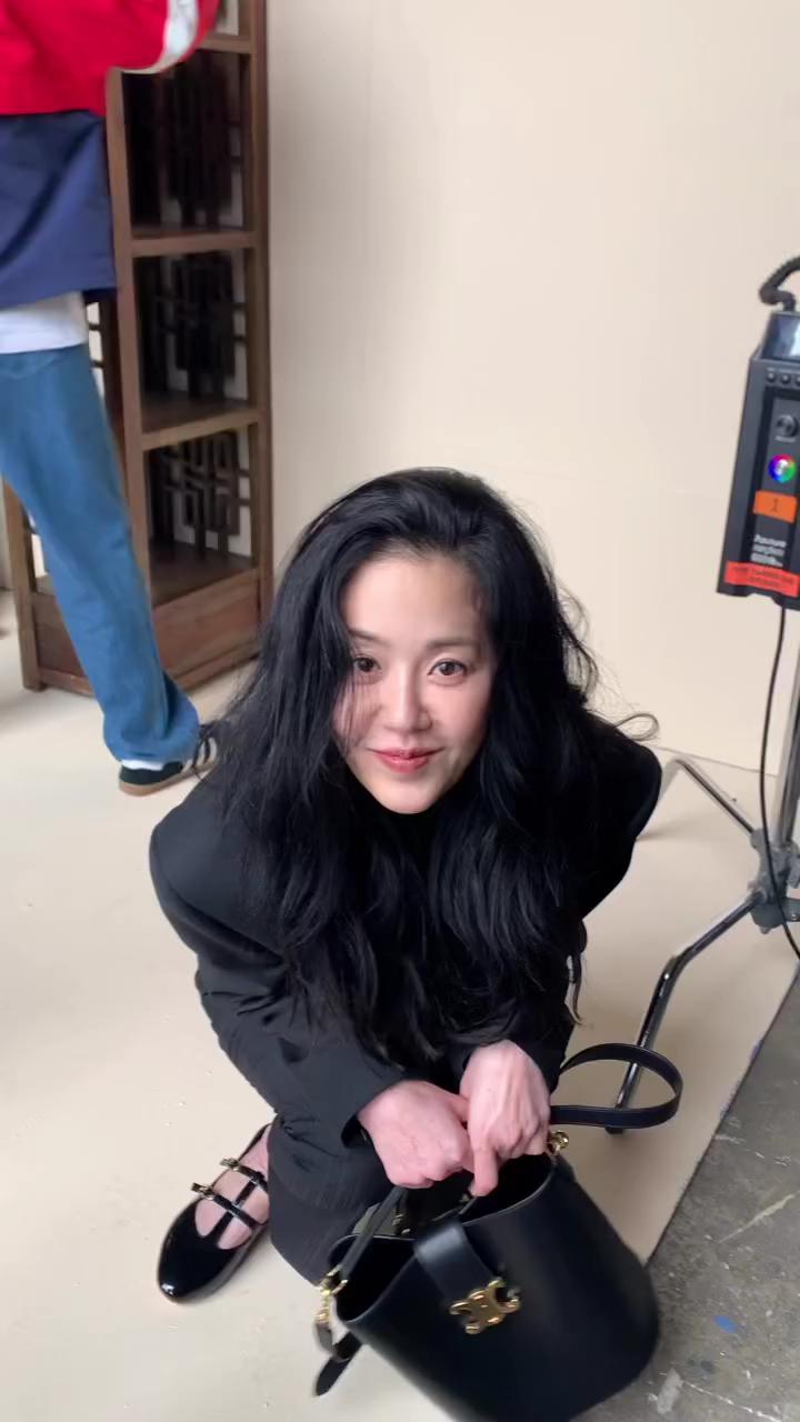 요즘 화제인 힙한 고현정 룩🖤❤️‍🔥
미모 완전 방부제야🫢 가방은 셀린느 신상 미디엄 루이즈백👜 이미지