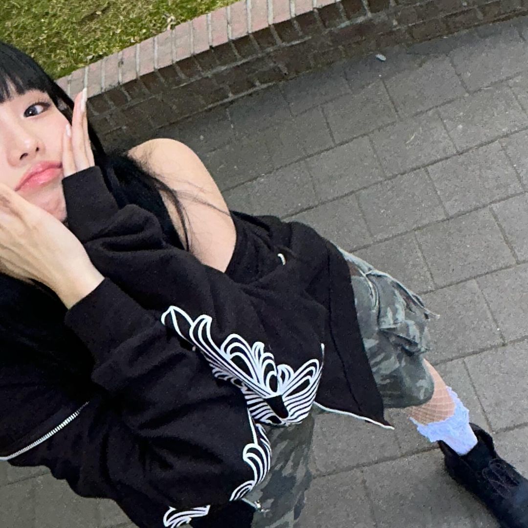 요즘 여돌 애정템은 크롬하츠🖤 이미지6