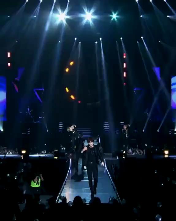 요즘 붐업 중인 진격의 방탄❤️‍🔥

방탄소년단의 ‘진격의 방탄’이 10년 만에 역주행하고 있습니다. ‘진격의 방탄’은 방탄소년단의 첫 미니앨범으로 2013년 발매됐으나 최근 챌린지화되면서 숏폼을 점령하고 있는데요. 해외 틱토커들 사이에서 챌린지가 시작되면서 순식간에 유행으로 퍼져 국내에서도 역주행을 하게 되었습니다. 최근 그룹 보이넥스트도어 멤버들도 챌린지에 참여했는데요. 팬들 사이에서는 진의 전역을 기념해 전역 후 방탄이 다시 진격하겠다는 뉘앙스로 챌린지를 시작한 것 같다는 추측이 나오기도 했습니다. 이미지