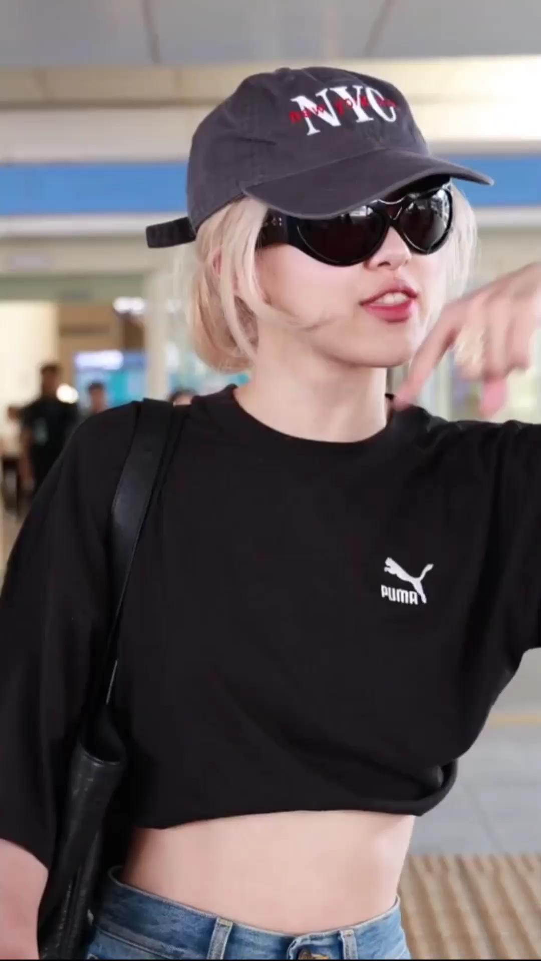 블랙핑크 로제, 푸마 블랙 티셔츠로 힙한 공항패션 완성!🖤

푸마 글로벌 앰버서더 로제가 어제 6월 19일 인천국제공항을 통해 입국하며 블랙 티셔츠를 활용한 힙하고 캐주얼한 공항패션을 선보였습니다.
로제는 푸마 블랙 티셔츠를 크롭티로 연출하여 깔끔하면서도 트렌디한 스타일을 완성했으며, 선글라스와 볼캡으로 포인트를 더했습니다. 또한, 캐주얼한 청바지를 매치하여 편안하면서도 스타일리시한 분위기를 연출했습니다. 이미지