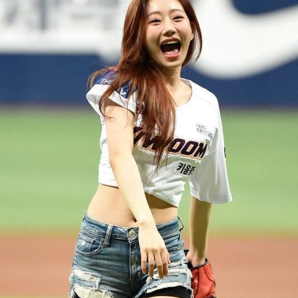 키움 승요로 나선 키오라⚾️

키스오브라이프가 오는 23일, 롯데전 키움 승리 기원 시구에 나섭니다. 나띠는 시구, 쥴리는 시타, 그리고 하늘은 경기 전 애국가를 부를 예정인데요. 이날 시구와 시타를 맡은 나띠와 쥴리는 “고척스카이돔에서 두 번째 시구를 하게 되어 영광이다. 키스오브라이프가 키움 히어로즈의 승리 요정이 될 수 있도록 열심히 응원하겠다”고 전했습니다. 이미지5